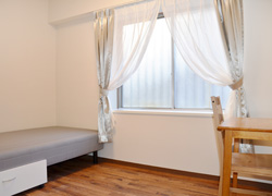 Room 202 (¥69,000/M) is full of sunshine from the large window