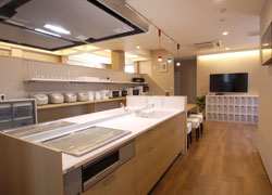 Huge kitchen in living space♪