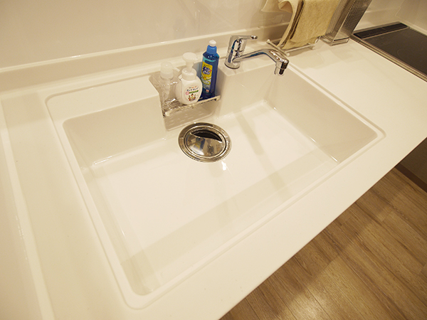 Wide sink and easy to use