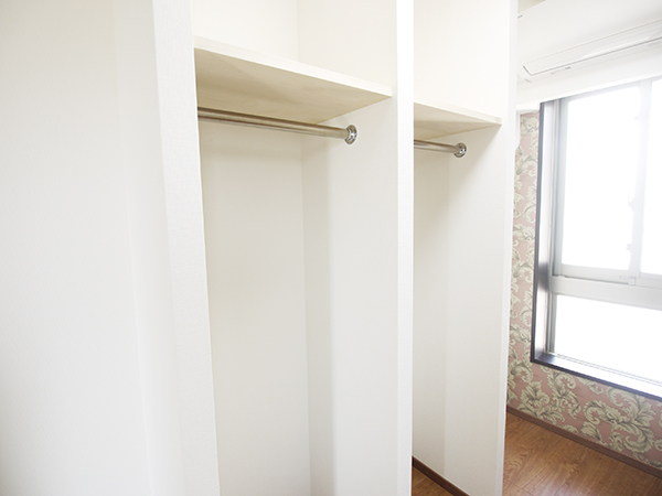 Twin room with two open closets
