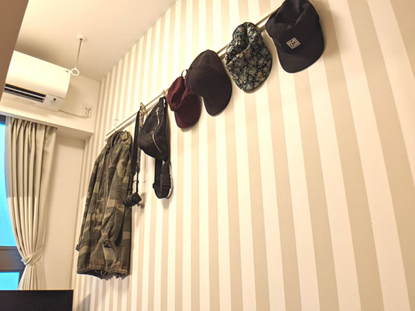 壁掛けのフックには帽子やお洋服、アクセサリー等が飾れます。