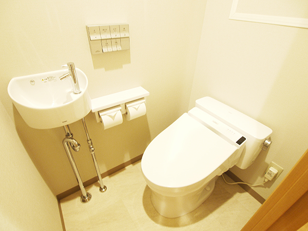All toilets have washlets and toilet seats open and close automatically