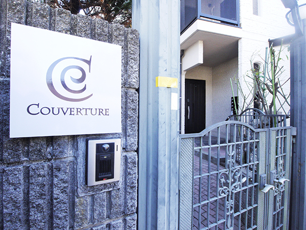 The COUVERTURE sign is a landmark of the house