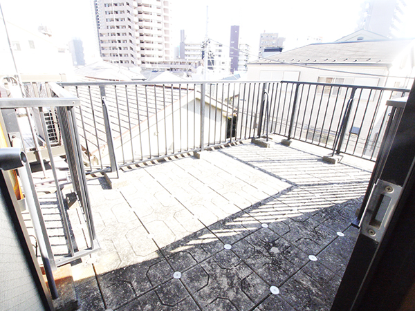 Room 302 has a large rooftop where you can comfortably dry your futon.