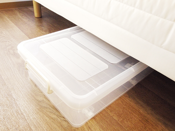 We have prepared a storage case under the bed.
