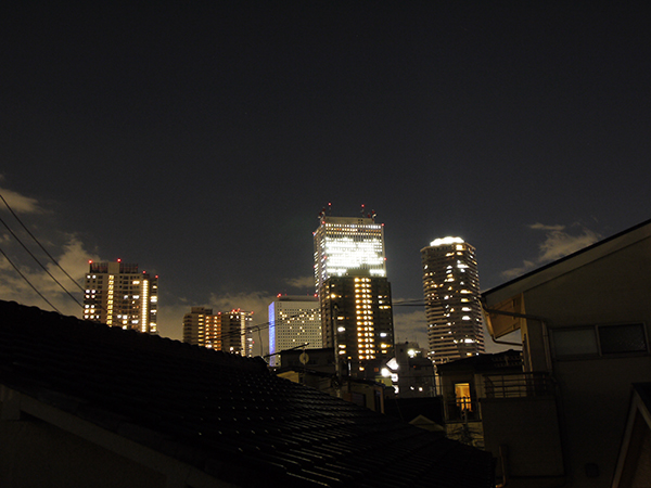 You can see the night view from the balcony.
