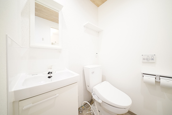 Washbasin and toilet in room 201