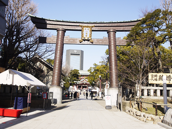 由緒正しき有名な神社、富岡八幡宮です。深川不動堂と隣り合わせるように建っています
