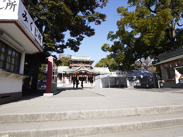 富岡八幡宮で定期的に開催される骨董市と、フリーマーケットや縁日なども大いに賑わいます