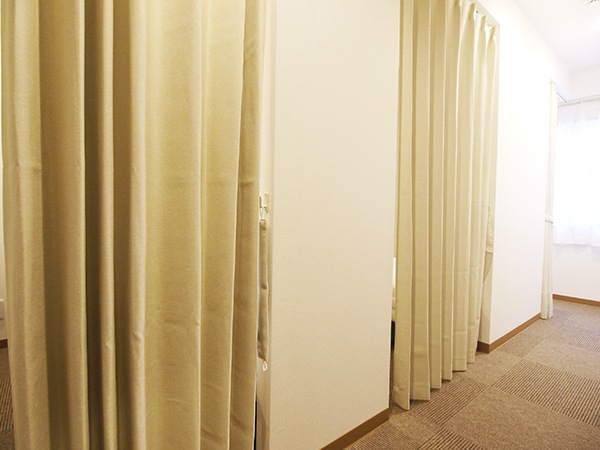 406号室。各ベッドスペースはカーテンで仕切ることができます