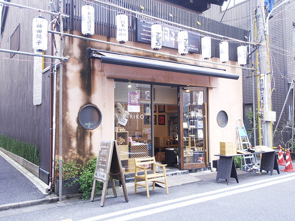 There are various craft shops in Nihonbashi Honcho.