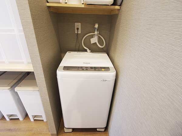 There is a washing machine in the kitchen, which is convenient.