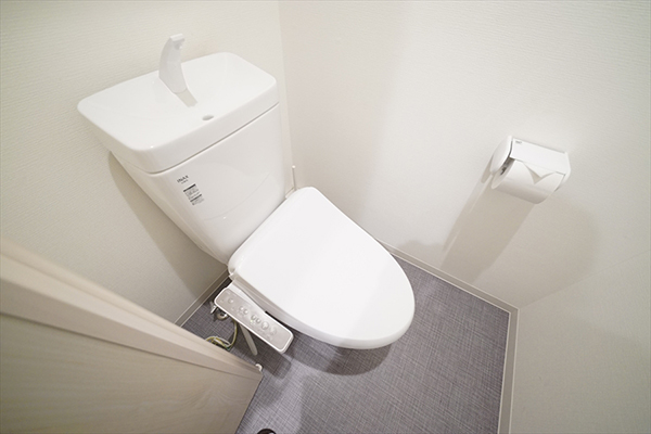 All toilets have a washlet and the toilet seat opens and closes automatically.