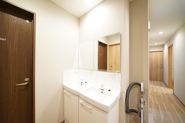 6階の2台ある洗面台。広い鏡で使いやすい