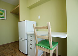 Room B　with green wallpaper.