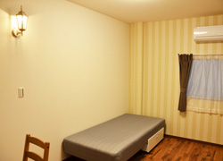 Room 304 (¥67,000/M) has a cute lamp
