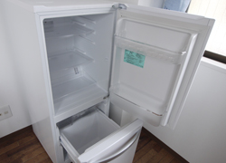個室に完備した使いやすい2ドア冷蔵庫