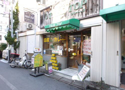 The curry shop in the way is very delicious.