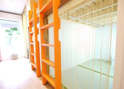 A、B、Ｅ号室、下段の畳スペースには洋服掛けに便利なパイプハンガーを設置