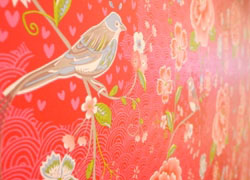 there are cute birds illustration in the wallpaper.